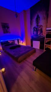 611701886: Chica busca chico en Madrid