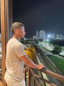 645043833: Chico busca chica en Barcelona