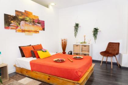 607264651: Chica busca chico en Barcelona