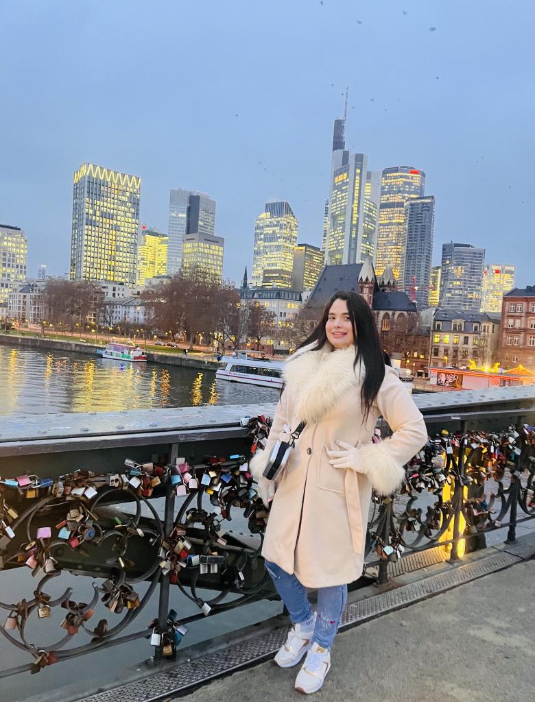 612270057: Chica busca chico en Cantabria