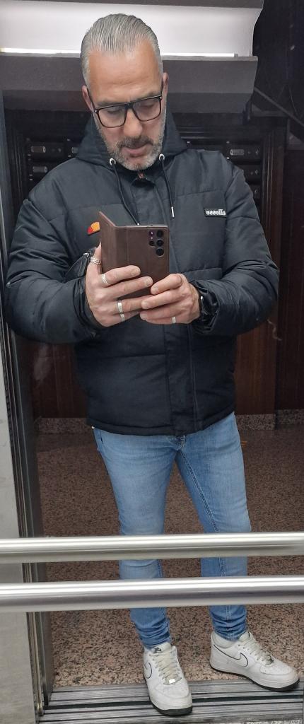 Chico busca chica en Granada: 