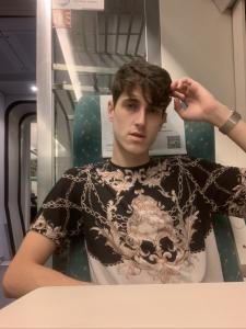 642339869: Chico busca chica en Barcelona