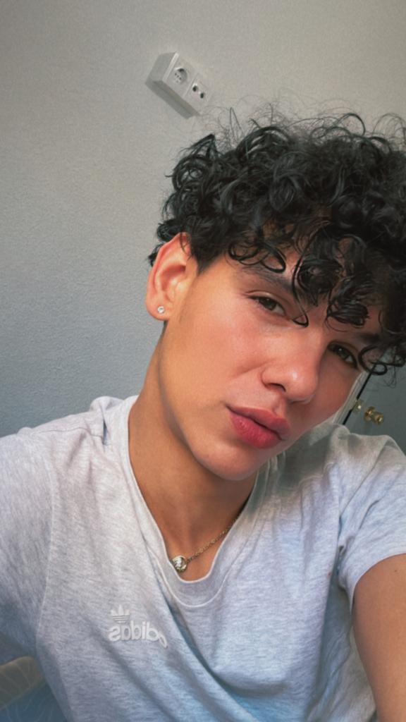 Chico busca chica en Granada: 