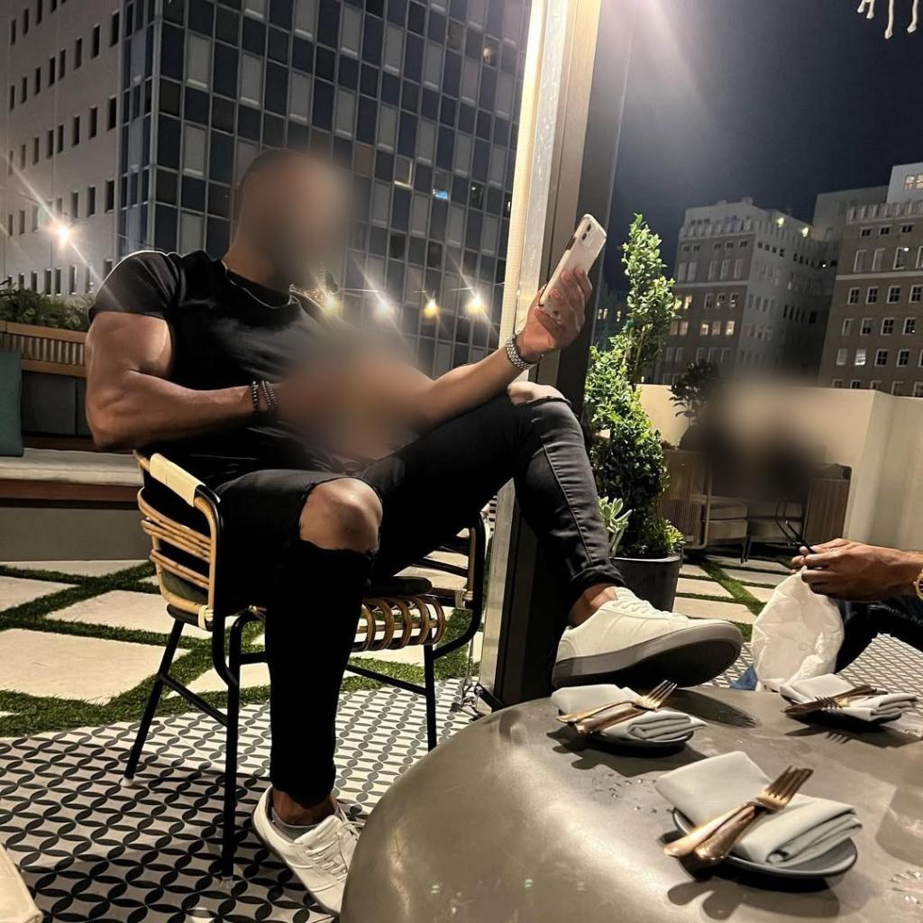 631623408: Chico busca chica en Barcelona