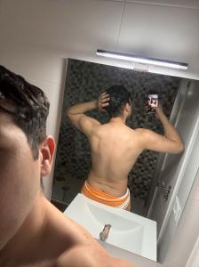 Chico busca chica en Sevilla: 