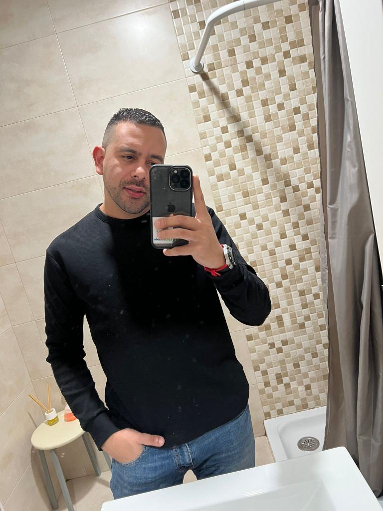 Chico busca chica en Granada: 