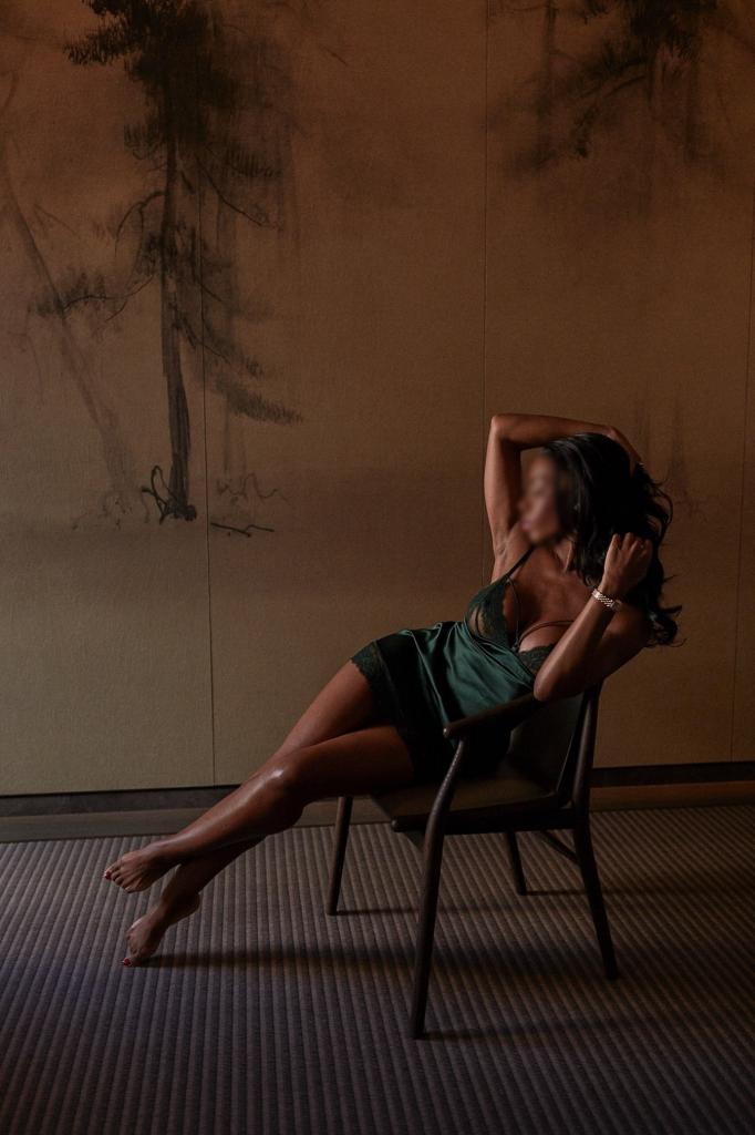 623426776: Chica busca chico en Gerona