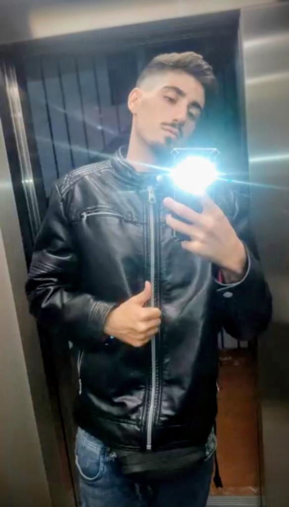 Chico busca chica en Sevilla: 