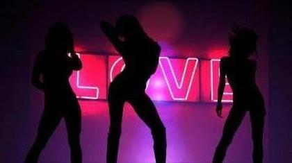 654479341: Chica busca chico en Barcelona